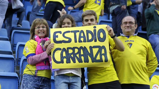 Imagen de unos aficionados del Cádiz C.F. defendiendo el nombre del Estadio Carranza.