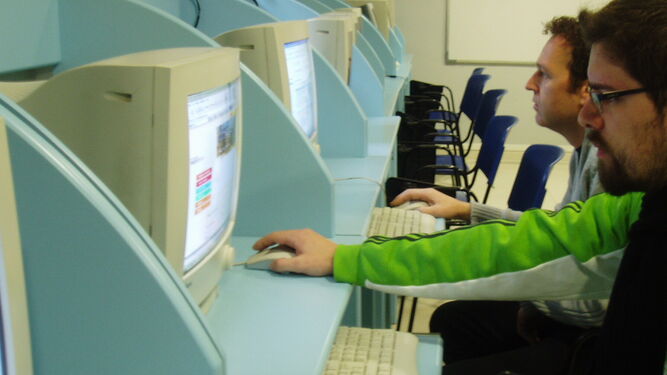 Un usuario frente a un ordenador.