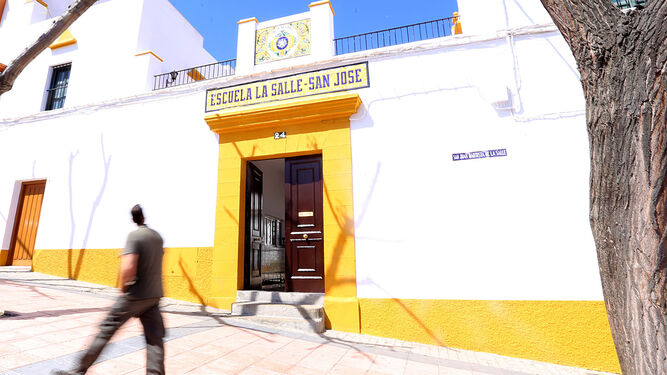 Entrada al colegio La Salle-San José en la calle Hormaza.