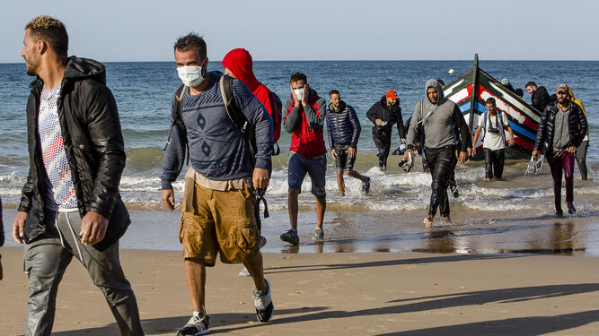 Migrantes llegando a la playa Victoria en una patera la pasada semana.