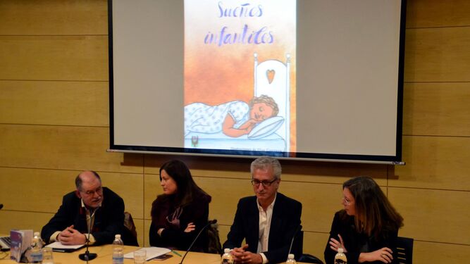 Ramón Luque y Elías J. Guerrero junto a Patricia Cavada y Adelaida Bordés, en la presentación de 'Sueños infantiles', en una imagen de archivo.