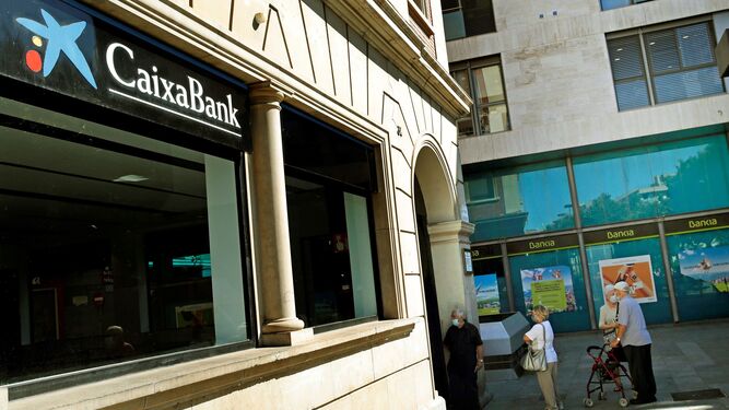Vista de una oficina de Bankia y otra de CaixaBank  en el centro de L’Hospitalet (Barcelona).