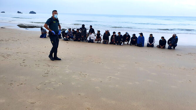 Inmigrantes recién desembarcados en la costa de Conil.