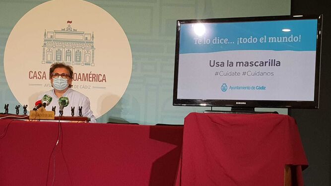 El alcalde accidental, Demetrio Quirós, presenta la campaña sobre el uso de la mascarilla.