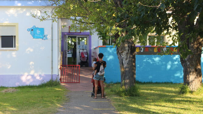 Una madre lleva a su hija a la Escuela Infantil 'El Cigarrón'