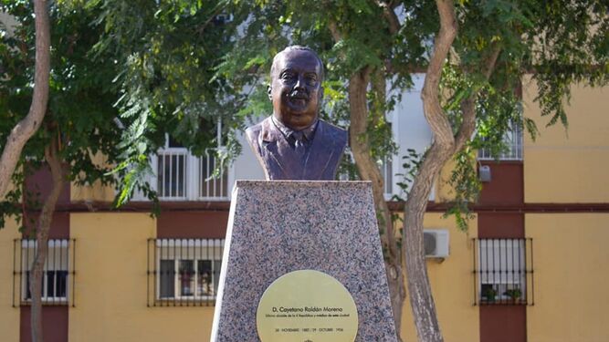 Busto dedicado a la memoria de Cayetano Roldán en la avenida que lleva  su nombre.