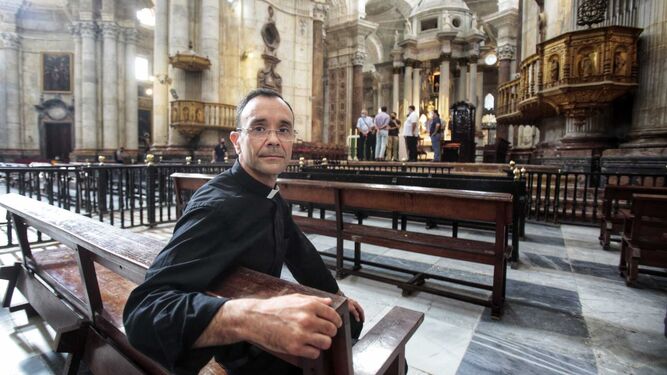 Daniel Robledo, en un banco de la Catedral donde este sábado será ordenado sacerdote.