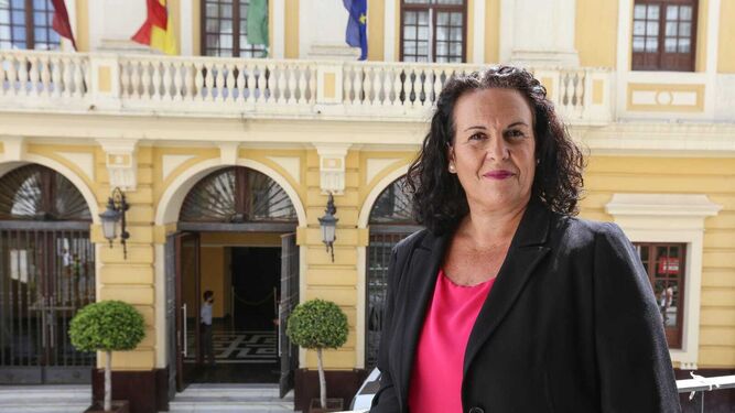 La presidenta del PP de Chiclana posa ante el Consistorio.