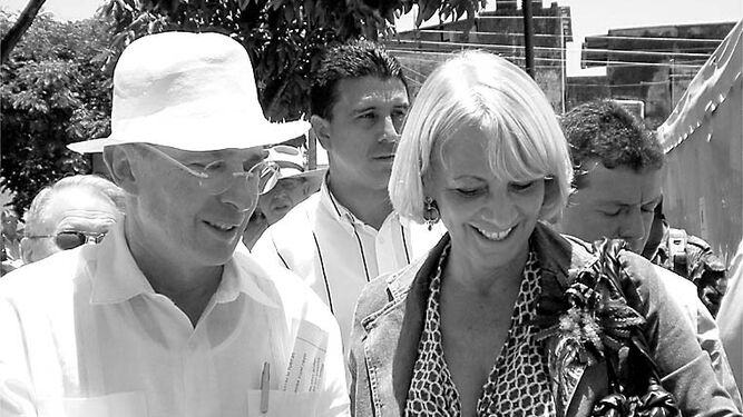 Álvaro Uribe y Teófila Martínez, poco después del acto de homenaje a Celestino Mutis en Colombia en 2008.