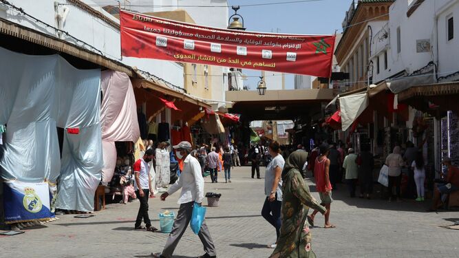 Varias personas caminan por una calle de la capital marroquí.