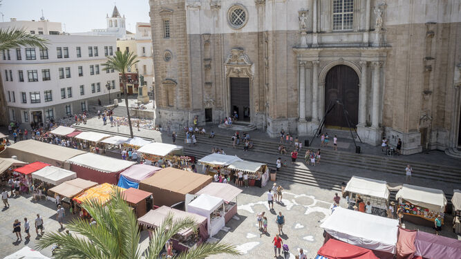 Puestos artesanales en la plaza de la Catedral durante la celebración del Mercado Andalusí.