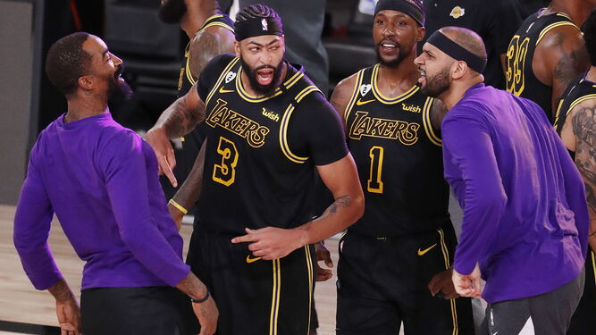 Anthony Davis, en el centro, siendo felicitado por varios jugadores de los Lakers
