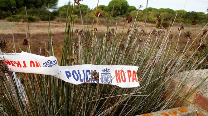 Cinta policial en la zona donde fueron descubiertos los restos.