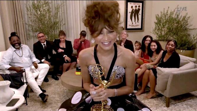 Zendaya agradece su Emmy a través de videollamada desde el salón de su casa con vestido negro y de pedrería.