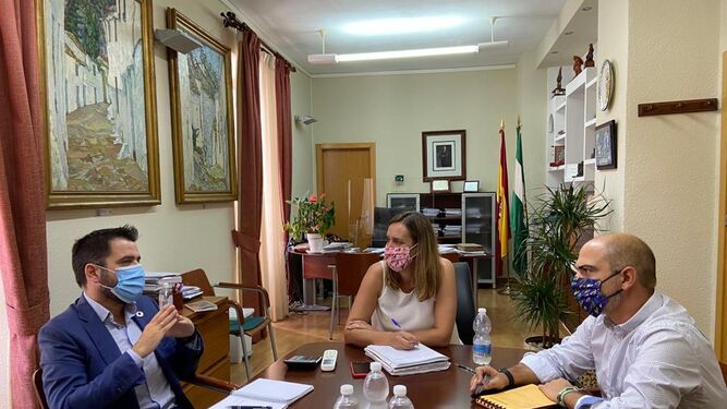 Reunión entre el responsable de Zona Franca y la alcaldesa de Ubrique