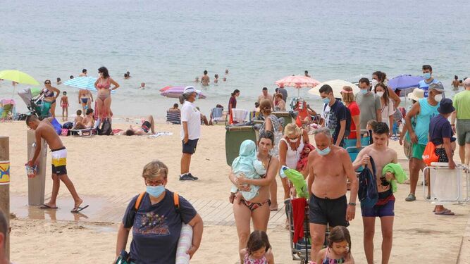 Bañistas en la playa de La Barrosa este pasado verano.