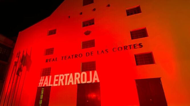 El Teatro de las Cortes, iluminado de rojo en señal de solidaridad  con el sector de la cultura.