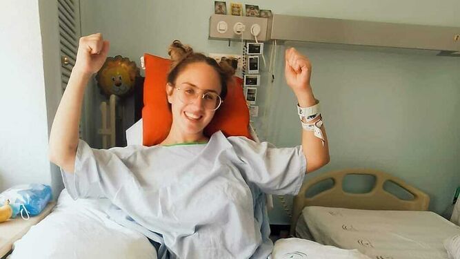 Laura en la foto que ha puesto en las redes sociales contando su historia, durante su estancia en el Hospital Puerta del Mar.