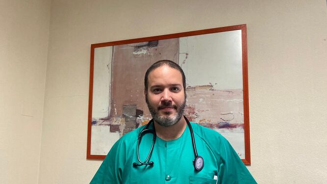El cardiólogo William Delgado, ayer en su consulta del Puerta del Mar.
