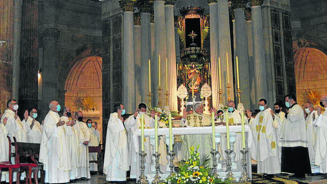 El obispo de Cádiz, Rafael Zornoza, con los sacerdotes de la  Diocésis de Cádiz y Ceuta, durante  la celebración de la  solemne ceremonia de ordenación de prebísteros en la Santa Iglesia Catedral.