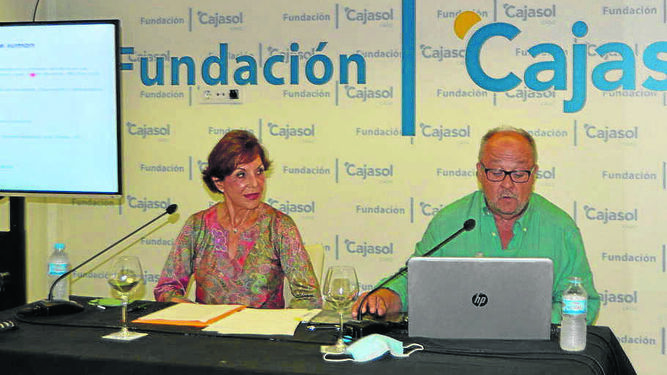 Quina Martínez de Salazar y su hermano, Javier Martínez de Salazar, durante la conferencia ‘La práctica de la meditación’ en la sede de la Fundación Cajasol.