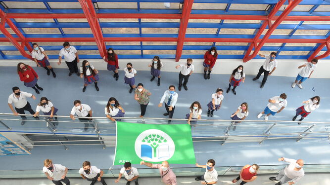 Estudiantes y profesores de El Centro Inglés,  con la prestigiosa Bandera Verde.