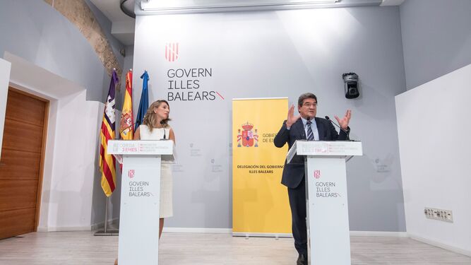 La ministra de Trabajo y Economía Social, Yolanda Díaz y  el ministro de Inclusión, Seguridad Social y Migraciones, José Luis Escrivá, tras la última reunión de la mesa de diálogo de los ERTE en Palma de Mallorca.