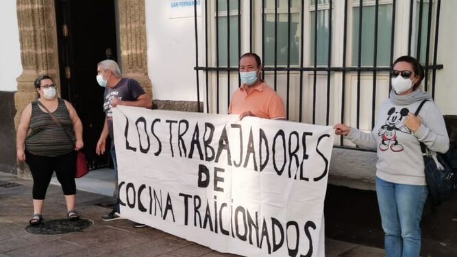 Concentración de antiguos trabajadores del comedor del acuartelamiento en Alcaldía.
