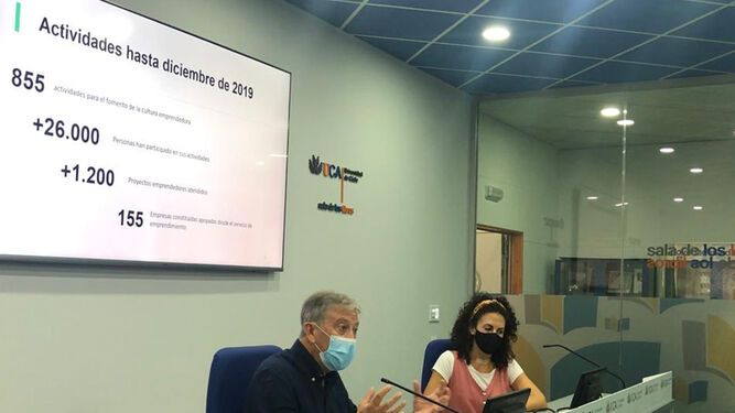 José Ruiz Navarro y María José Pérez,  durante la presentación del estudio de la Cátedra de Emprendedores.