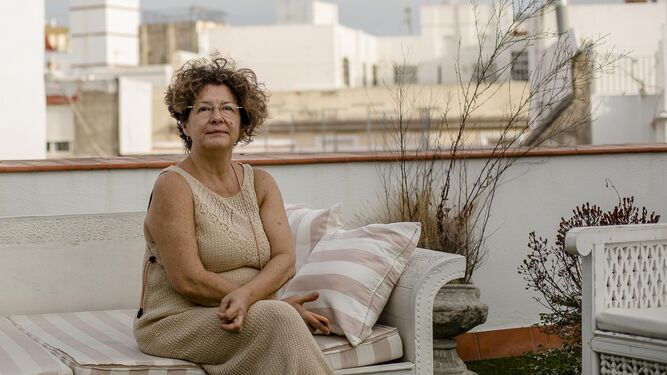 María Teresa Reyes, en la terraza del alojamiento.