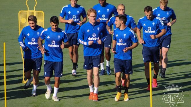 Los jugadores del Cádiz, durante un entrenamiento.