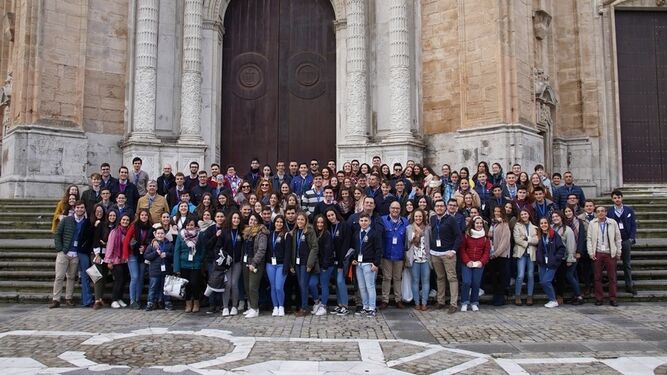 Foto de familia de los jóvenes cofrades y organizadores del encuentro de 2018 ante la Catedral de Cádiz.