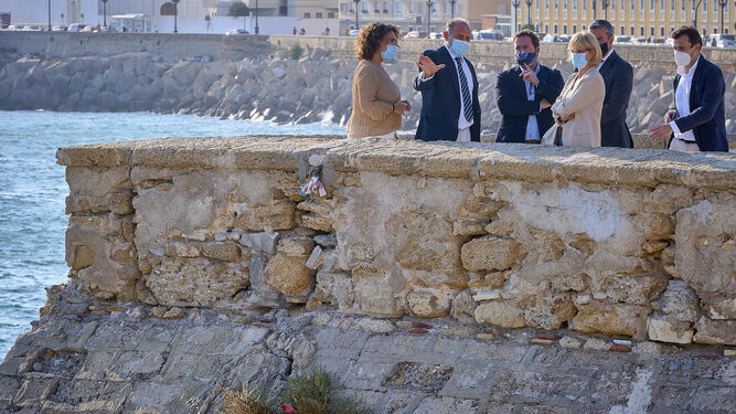 Los políticos populares visitaron también las maltrechas murallas de Cádiz.