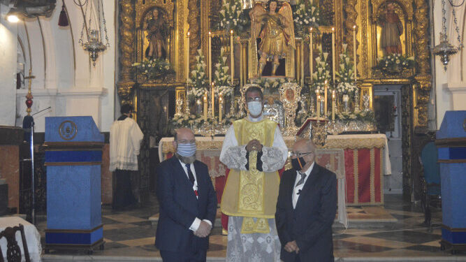 El hermano mayor de la Santa Caridad Juan Antonio García Aragón, el padre Pedro Ortuño y José Antonio Díaz Pino.