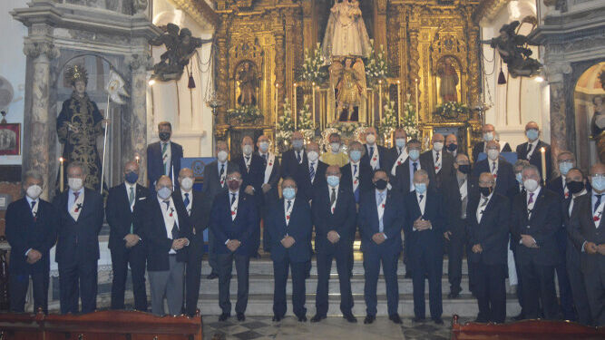El grupo de hermanos de la Muy Humilde Hermandad de la Santa Caridad, tras finalizar la ceremonia religiosa de su patrón San Miguel Arcángel.