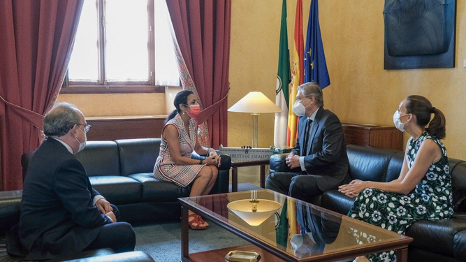 Los representantes del Colegio Notarial de Andalucía con la presidenta del Parlamento andaluz.