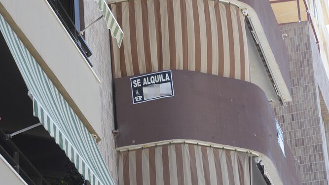 El Ayuntamiento y varias organizaciones sociales achacan la falta de alquileres a la sobreoferta de pisos turísticos en Cádiz.