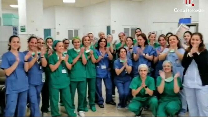 Personal del hospital Virgen del Camino en un vídeo de agradecimiento a la población de Sanlúcar que difundió Costa Noroeste Televisión en marzo pasado.