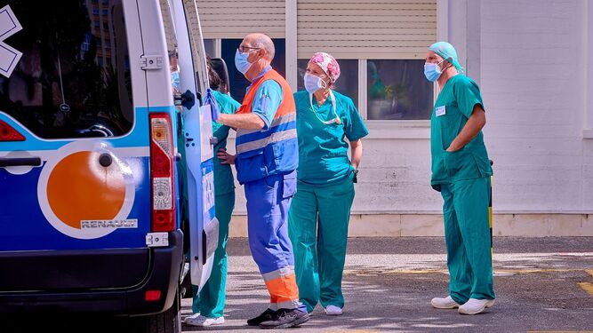 Sanitarios trabajan en el traslado de un paciente en el Puerta del Mar.