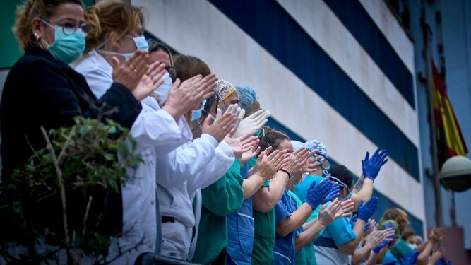 Sanitarios del Hospital Puerta del Mar aplauden durante el confinamiento un día cualquiera a las ocho de la tarde.