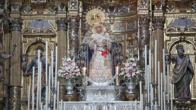 Altar de los cultos que se celebran estos días en honor de la Virgen del Rosario del Perdón.