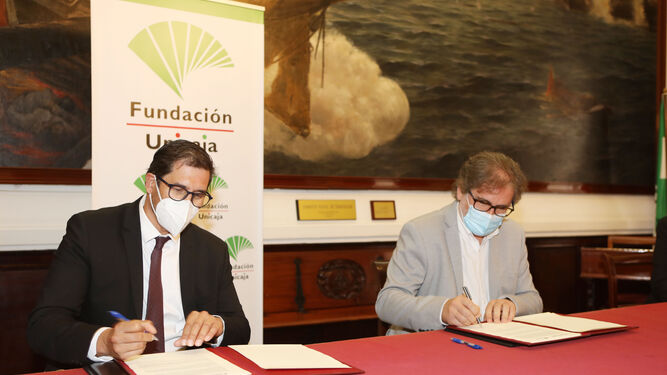 Rafael Muñoz y Demetrio Quirós, durante la firma del acuerdo. en el Ayuntamiento