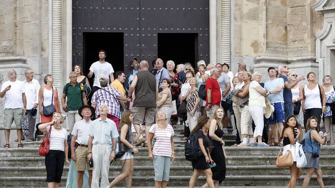 Un grupo de turistas en el acceso a la Catedral, antes de la pandemia.