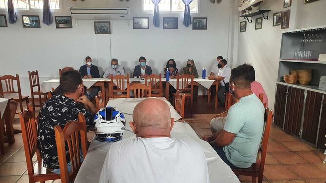 Momento del encuentro entre representantes del PP y la Cofradía de Pescadores Mar de Sancti Petri.