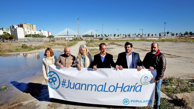 Dirigentes del PP reclamando el Hospital para Cádiz en la última campaña autonómica.