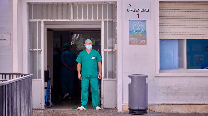 Un profesional sanitario en las puertas del hospital.