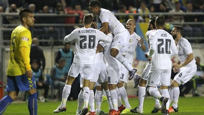 Casemiro salta sobre varios compañeros en el Cádiz-Real Madrid, de Copa (2015).