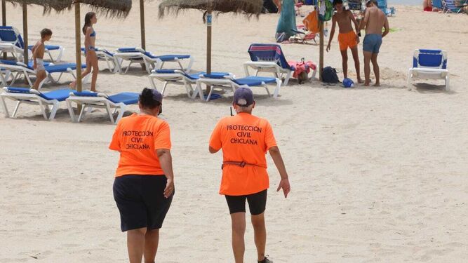 Personal de Protección Civil se hicieron cargo de limitar el aforo de bañistas en las playas.