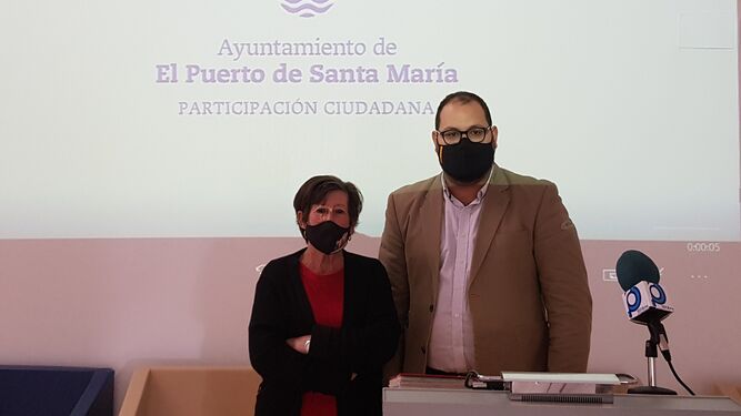 El concejal Javier Bello, junto a la presidenta de la Flave, Milagros Muñoz.