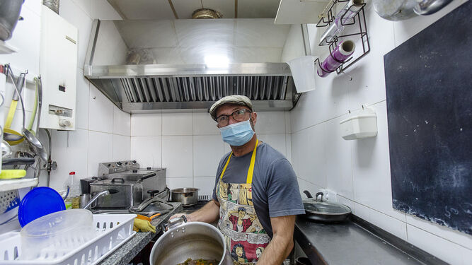 José Carlos Martín, en la cocina de su restaurante.